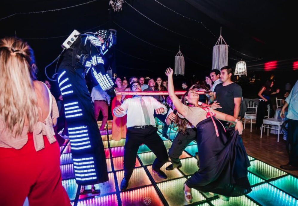 fiesta vibrante en la pista de baile iluminada en alto de pirque