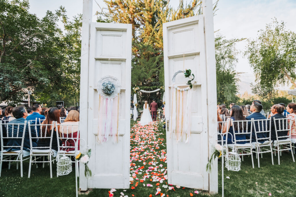 puerta decorativa con detalles florales para ceremonia en alto de pirque
