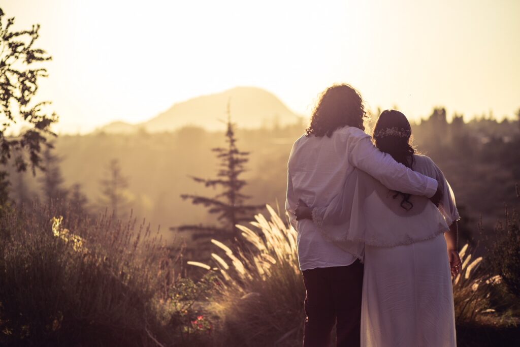 pareja disfrutando de un atardecer en alto de pirque rodeados de naturaleza