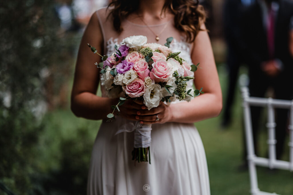 hermoso ramo de flores sostenido por una novia en alto de pirque