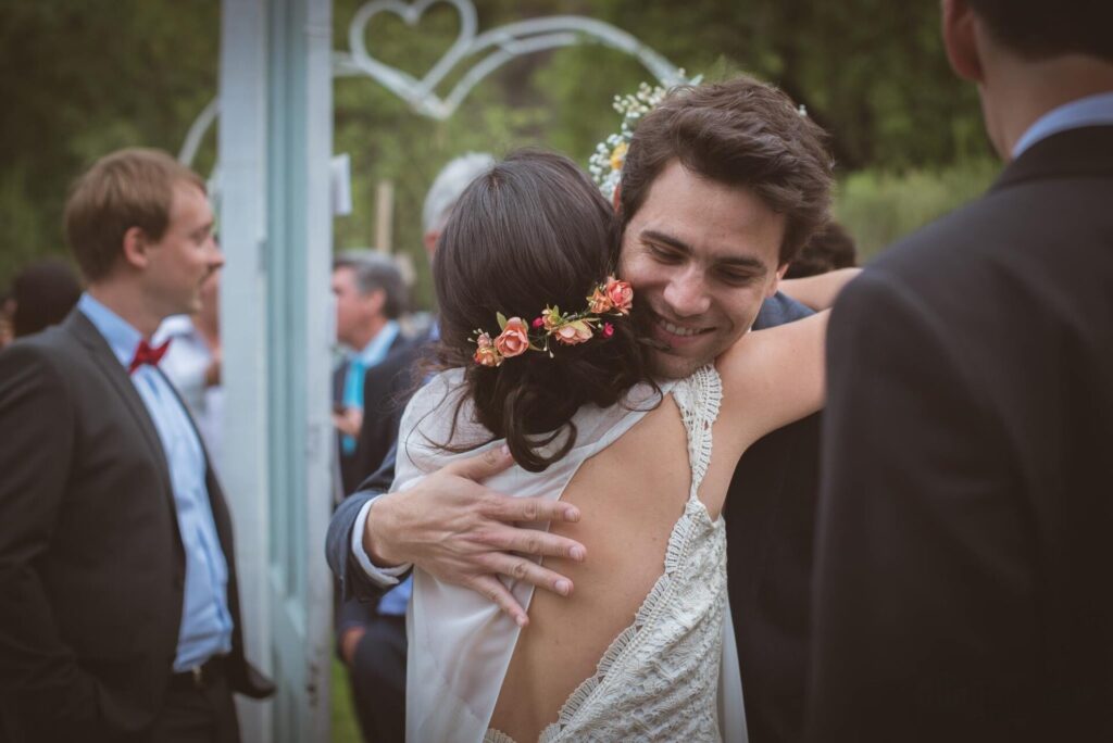 abrazo emotivo en ceremonia de matrimonio en alto de pirque