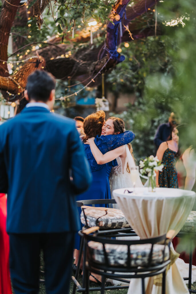 momento especial entre la novia y los invitados en una ceremonia en alto de pirque