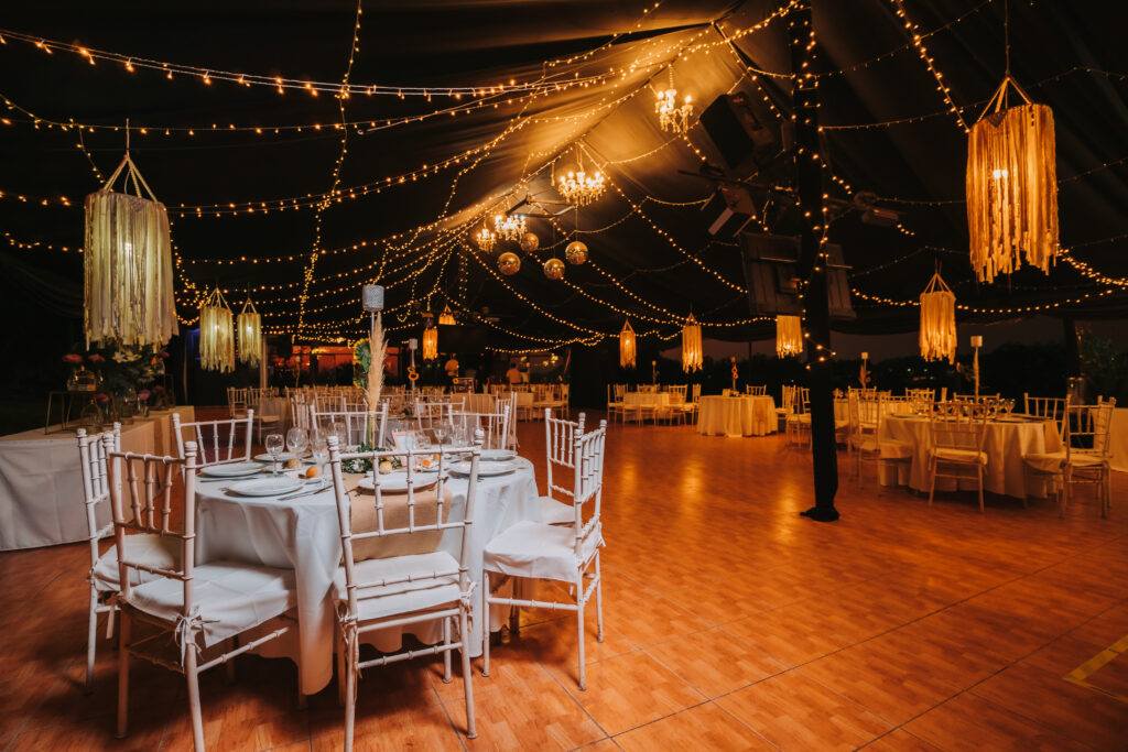 decoración elegante con luces cálidas en un salón para eventos en alto de pirque