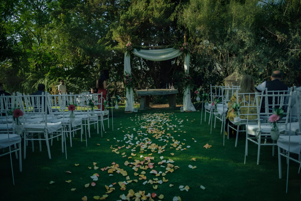 ceremonia al aire libre con decoración floral en alto de pirque