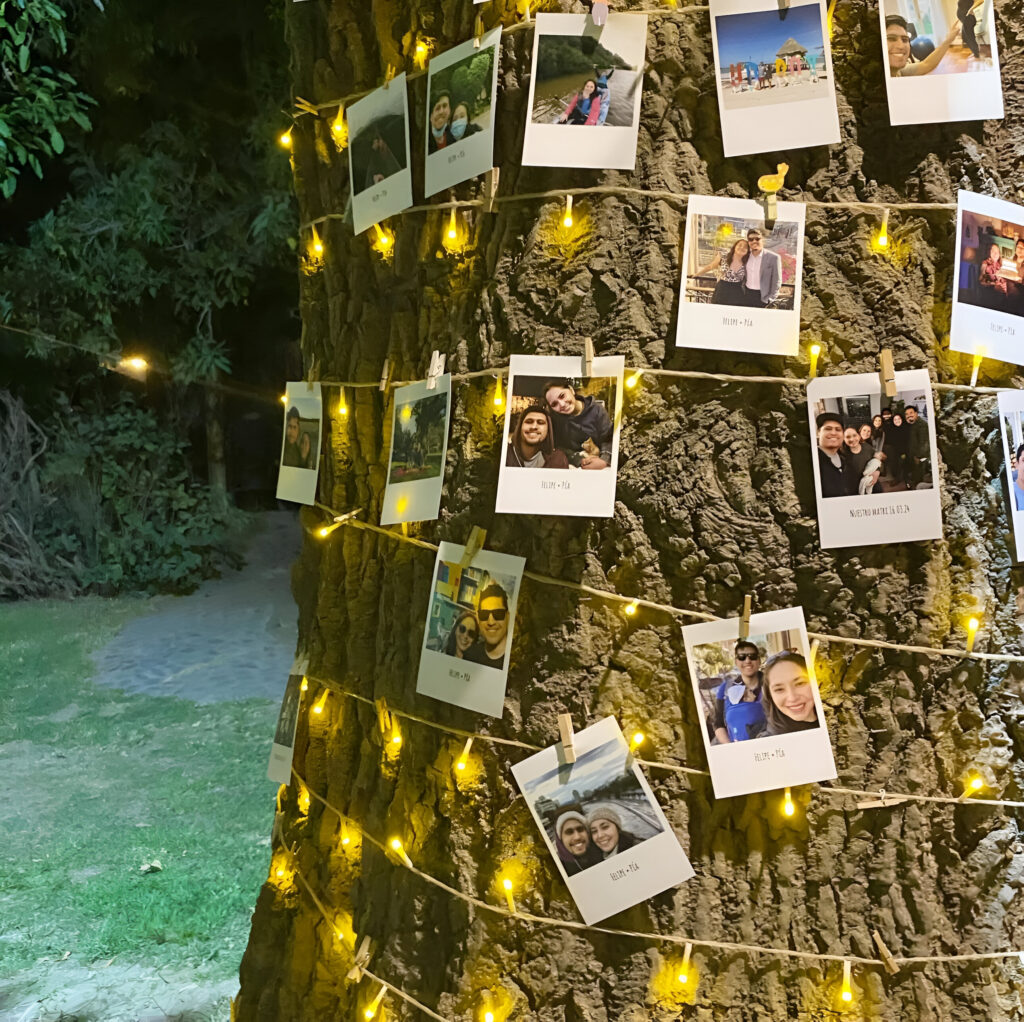 decoración creativa con fotos y luces en centro de eventos alto de pirque