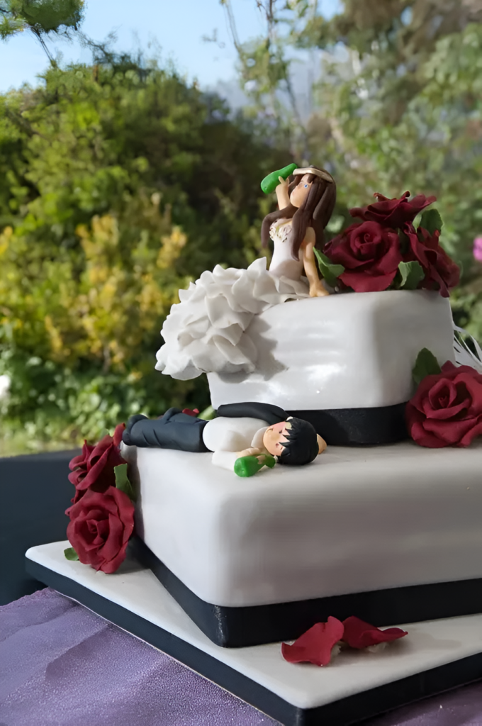 torta de matrimonio decorada con detalles florales en alto de pirque