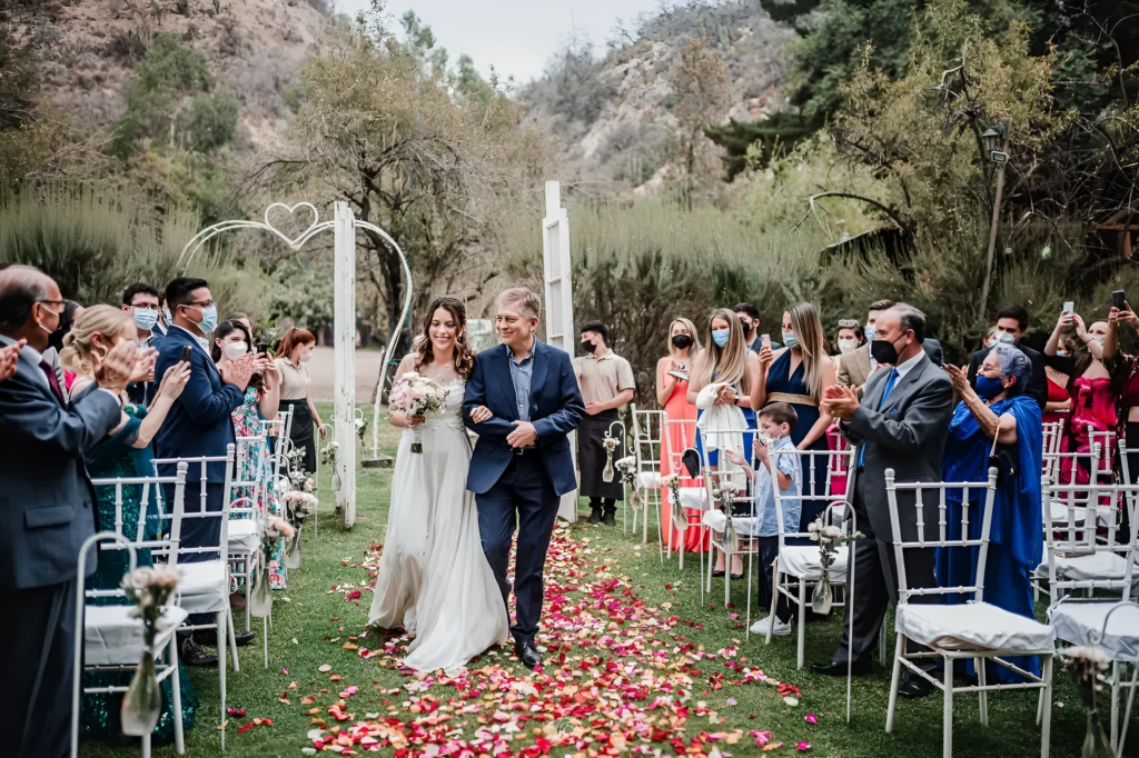 pareja de recién casados saliendo de su ceremonia en alto de pirque rodeados de naturaleza