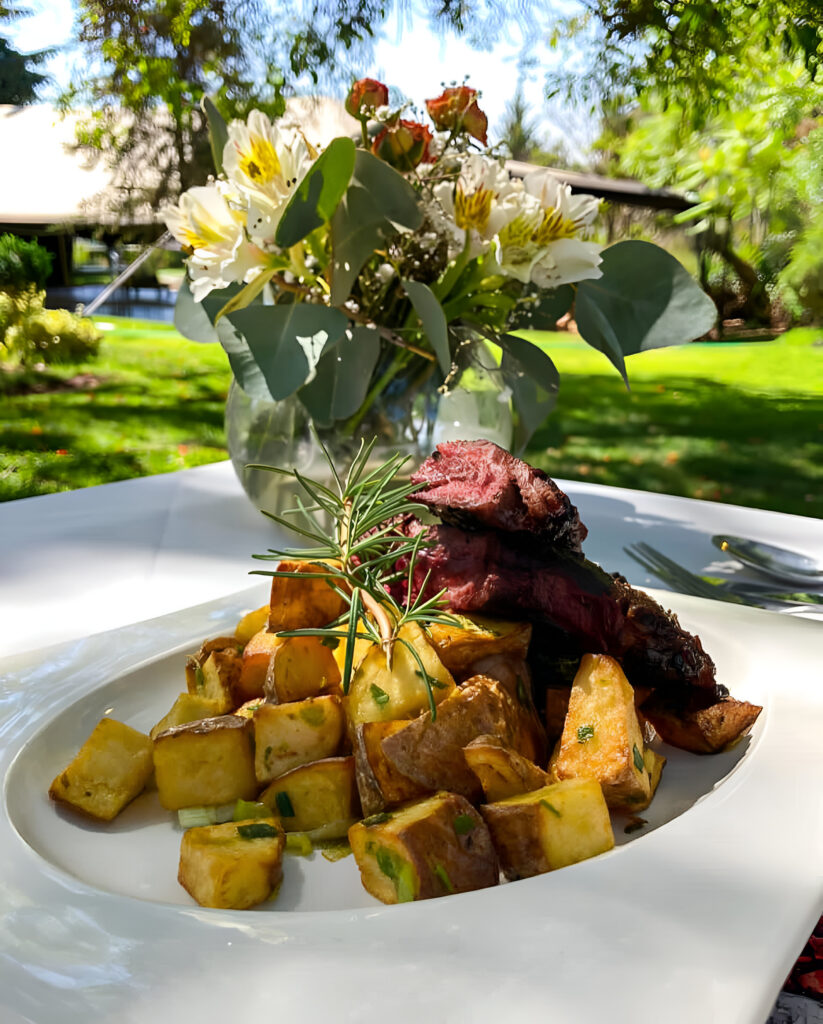 plato gourmet servido en evento empresarial en alto de pirque