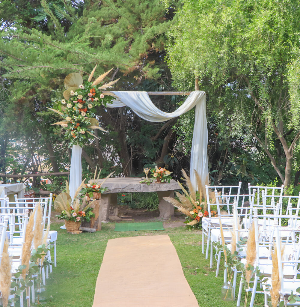 hermosa decoración para una ceremonia al aire libre en alto de pirque