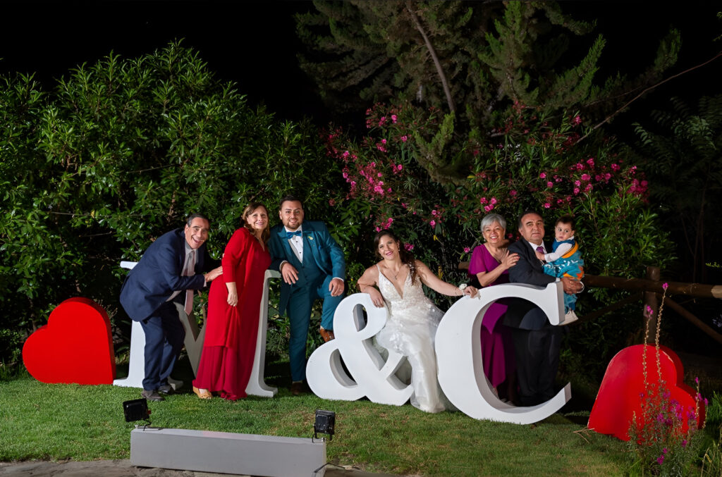 familia y amigos celebrando un matrimonio en alto de pirque con decoración personalizada