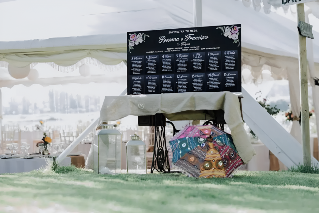 mesa de bienvenida con decoración personalizada para matrimonio campestre en alto de pirque