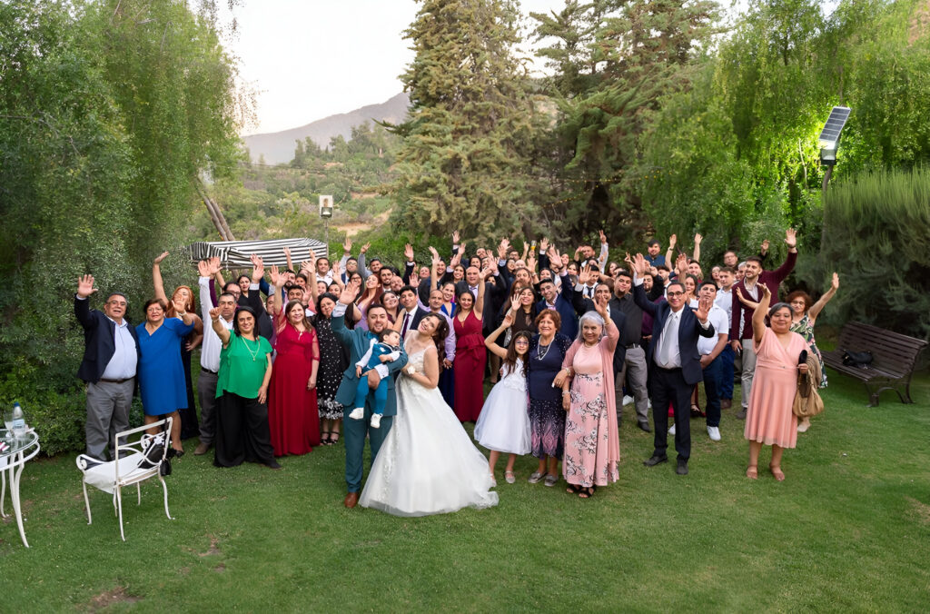 celebración de matrimonio al aire libre con familia y amigos en alto de pirque
