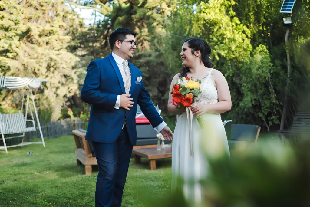 novios disfrutando de un matrimonio al aire libre en alto de pirque