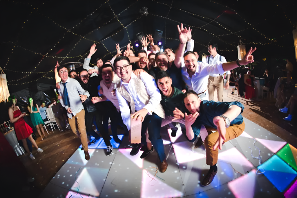 celebración de graduación en alto de pirque con momentos de diversión y alegría en pista de baile iluminada