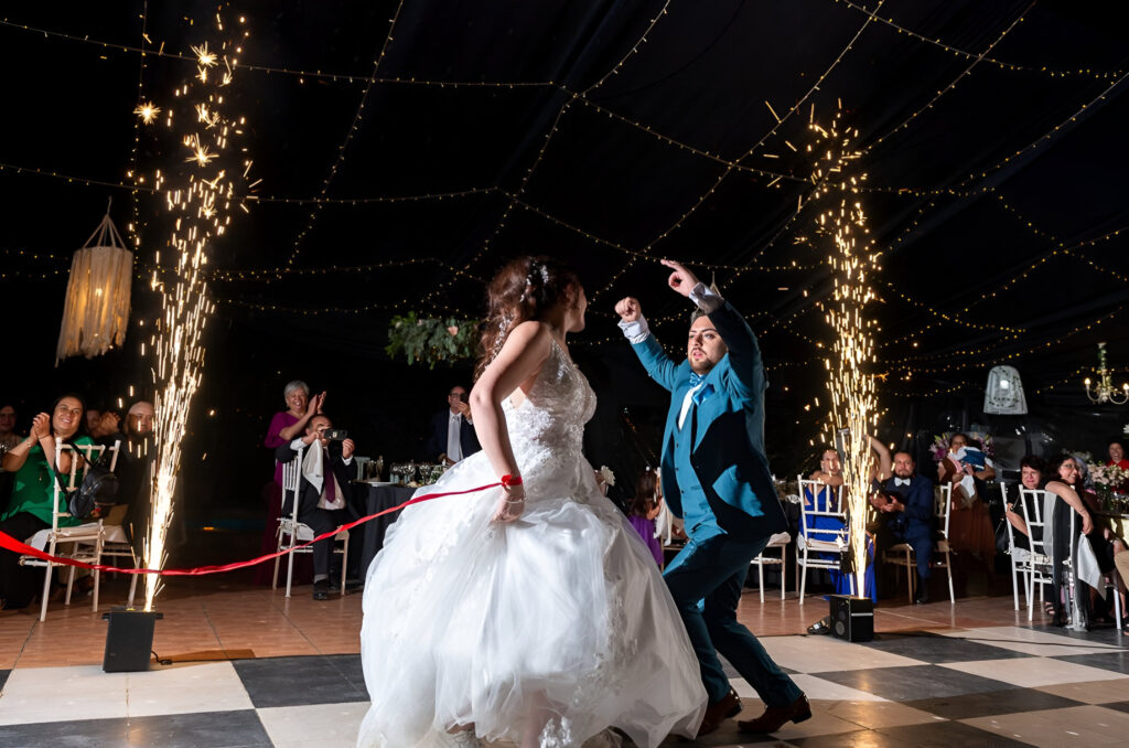 pareja de novios bailando en una elegante recepción de matrimonio en alto de pirque