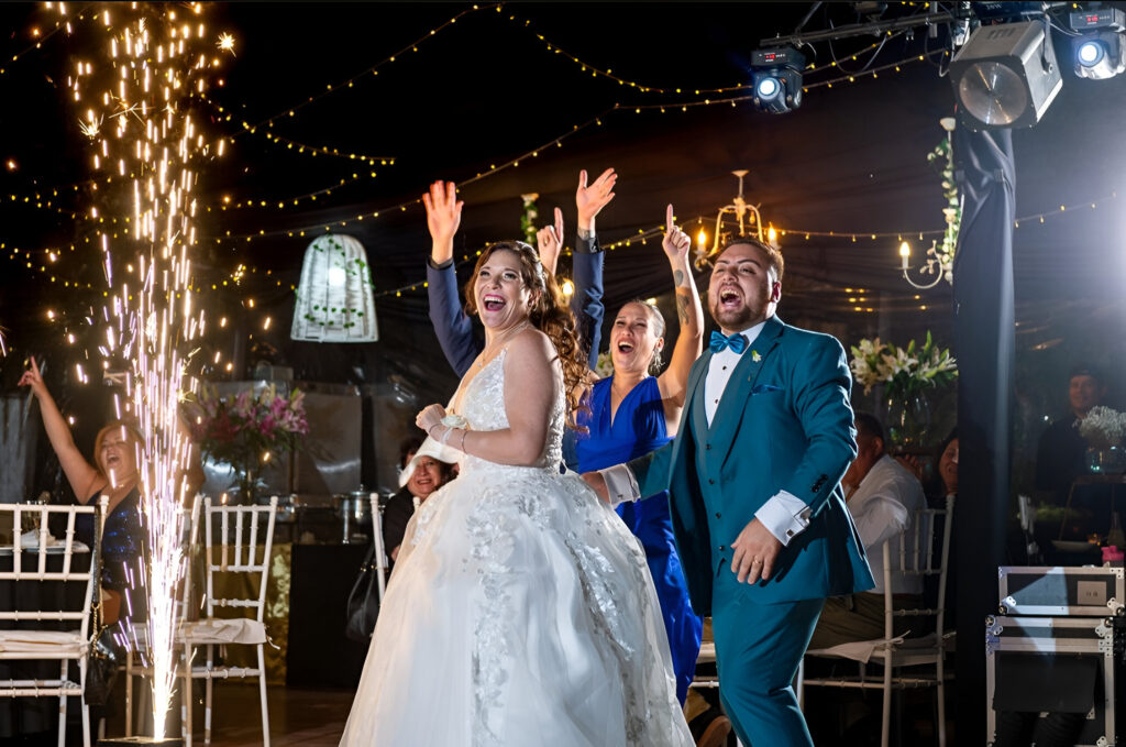 fiesta de matrimonio en alto de pirque con efectos de luz y alegría