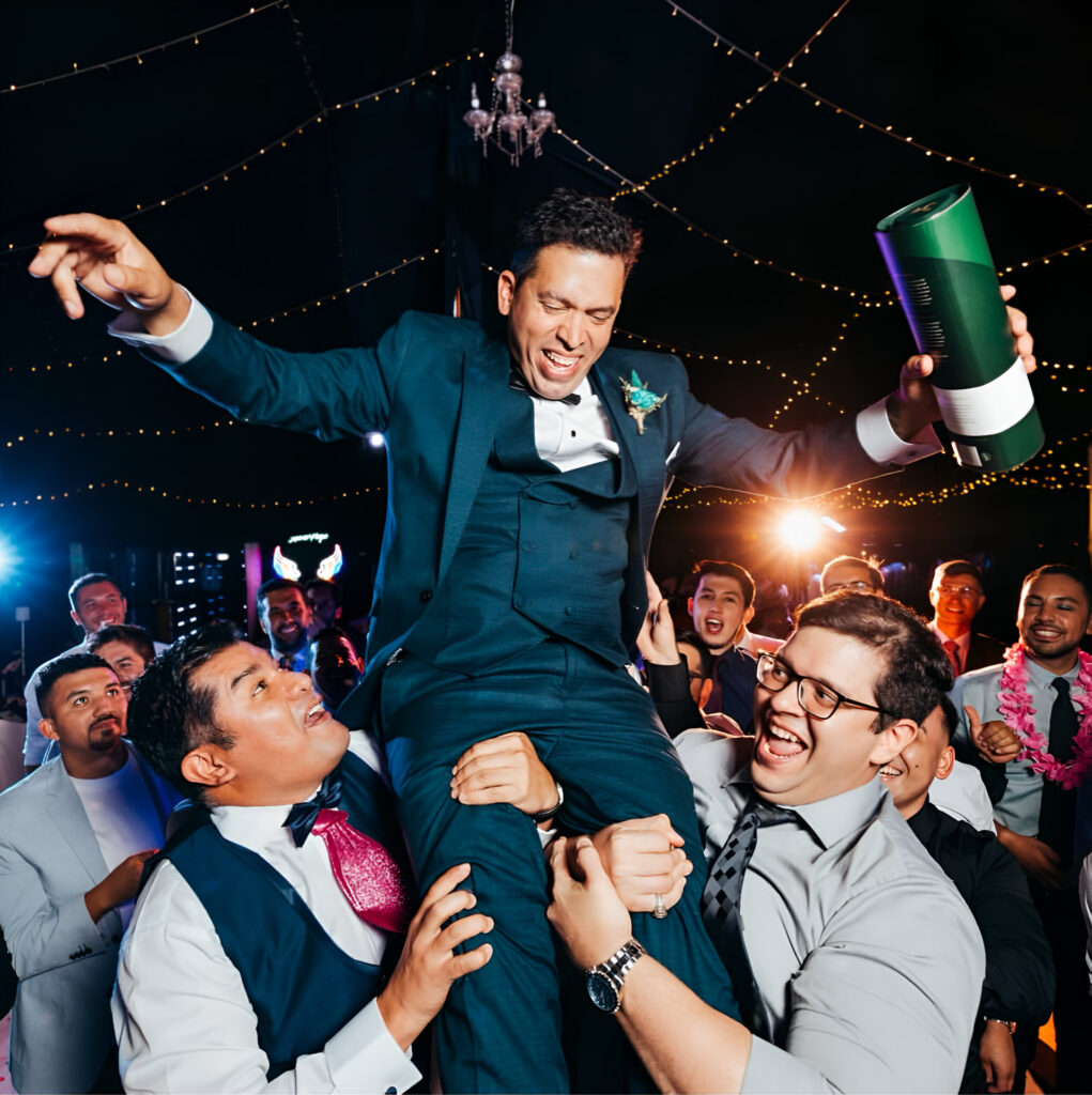 novio celebrando con entusiasmo en su boda en alto de pirque