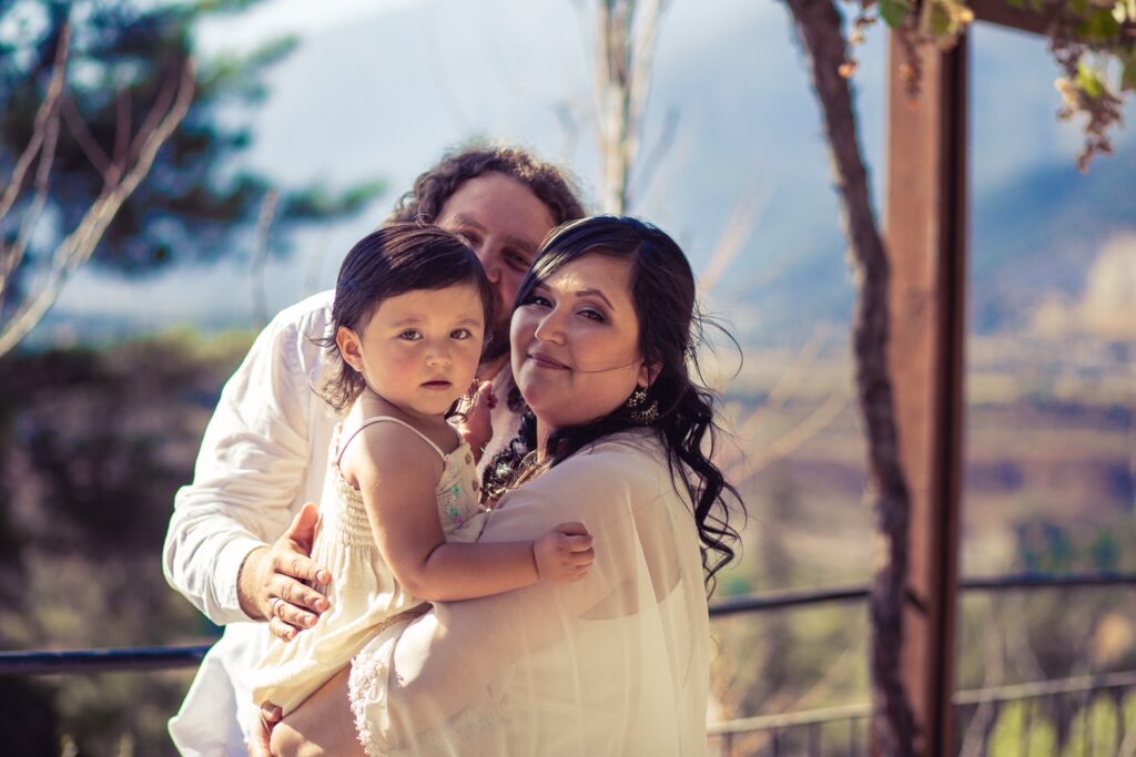 familia disfrutando de un momento especial al aire libre en alto de pirque