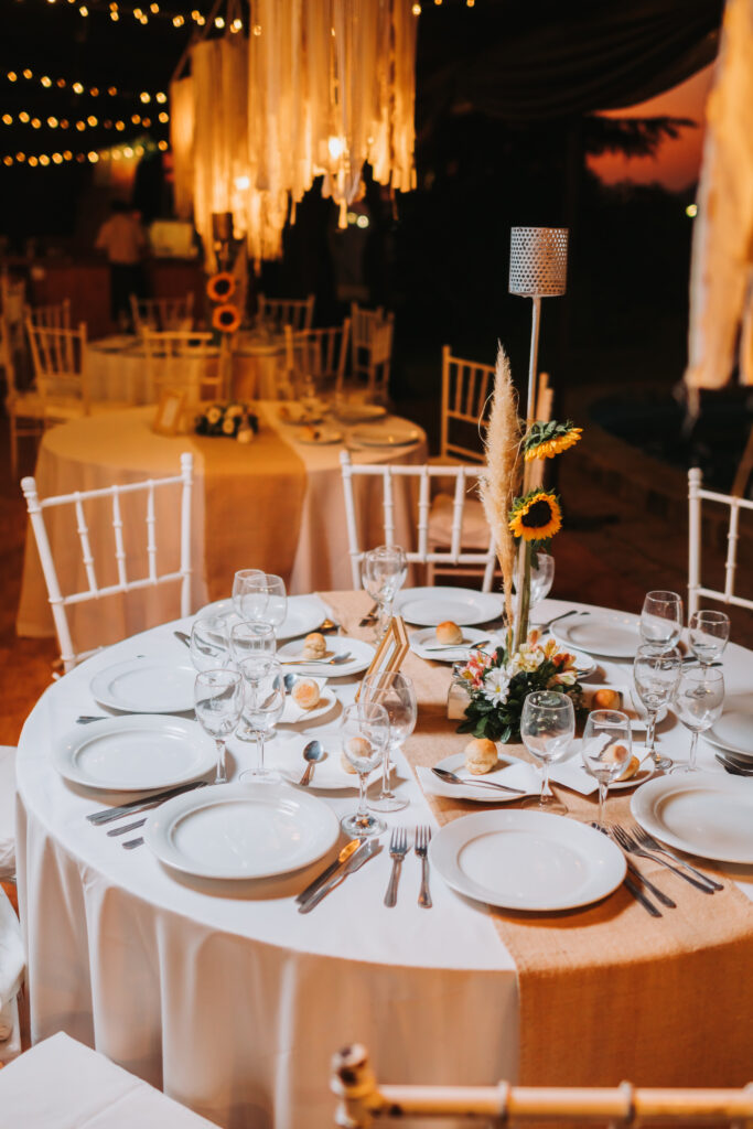 mesa decorada con detalles florales para boda en alto de pirque