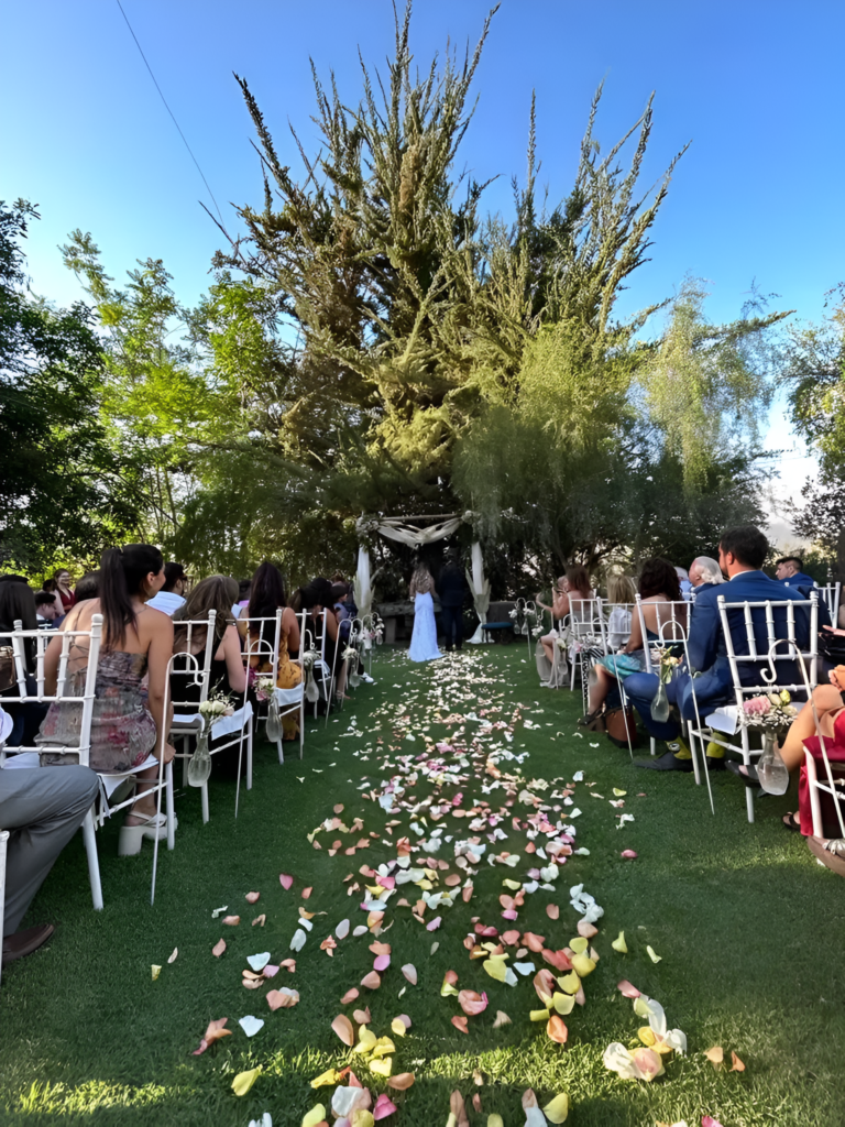 ceremonia al aire libre con decoración floral en alto de pirque