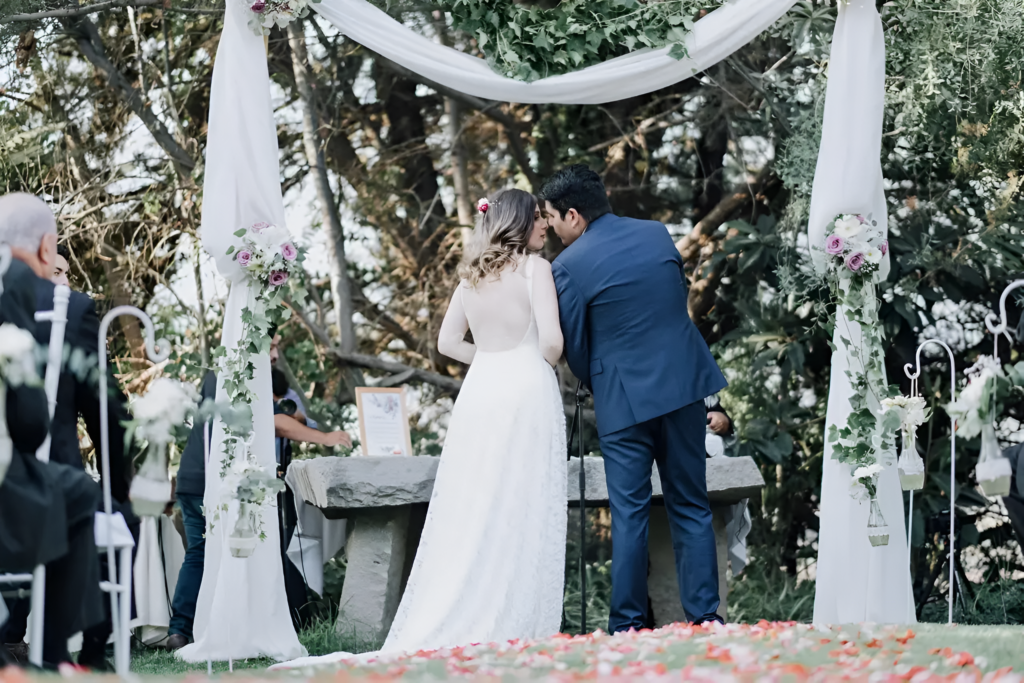 novios sellando su unión en una ceremonia al aire libre en alto de pirque