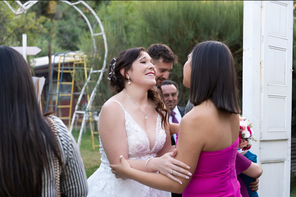 novia compartiendo un emotivo momento con sus seres queridos en alto de pirque