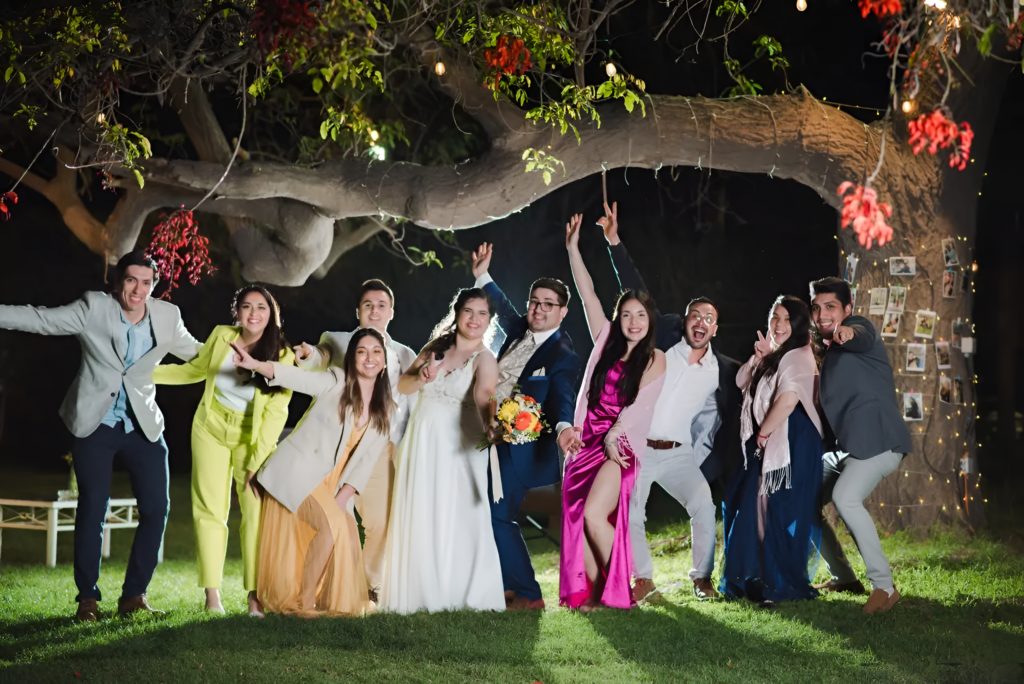 celebración de matrimonio campestre con los novios y su cortejo en alto de pirque