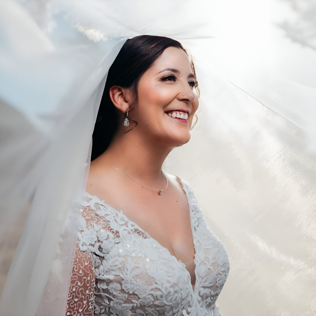 novia sonriendo felizmente en su boda al aire libre en alto de pirque