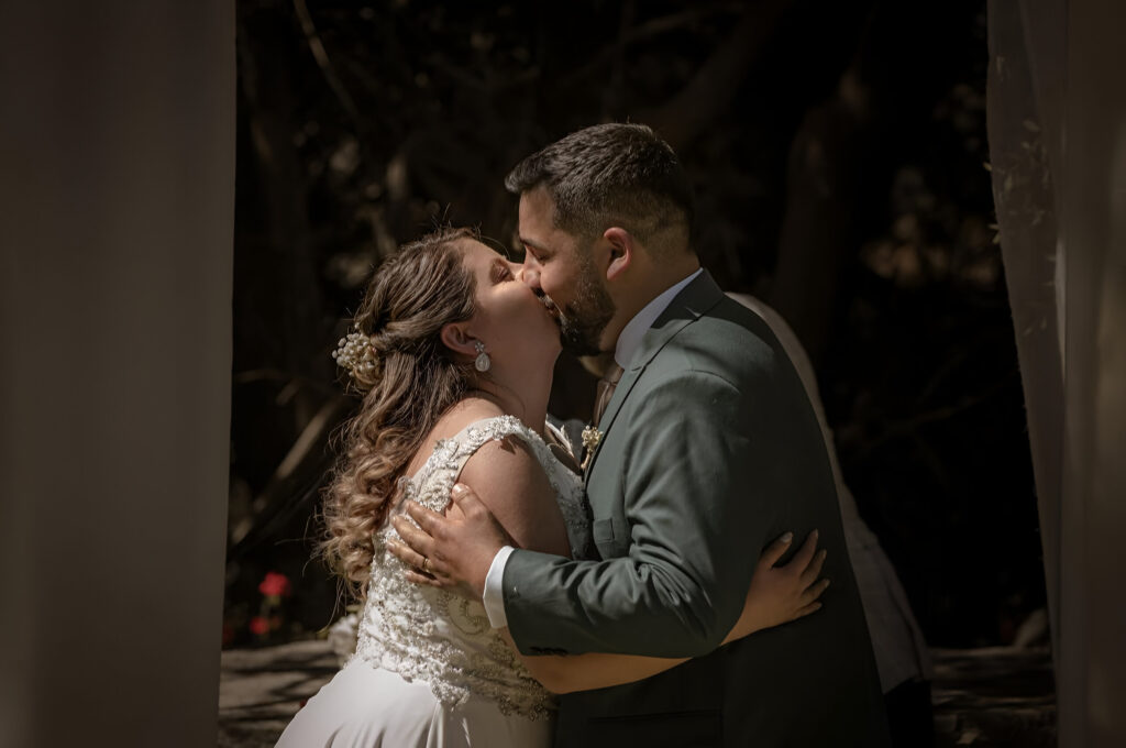 novios compartiendo un momento romántico durante su boda en alto de pirque