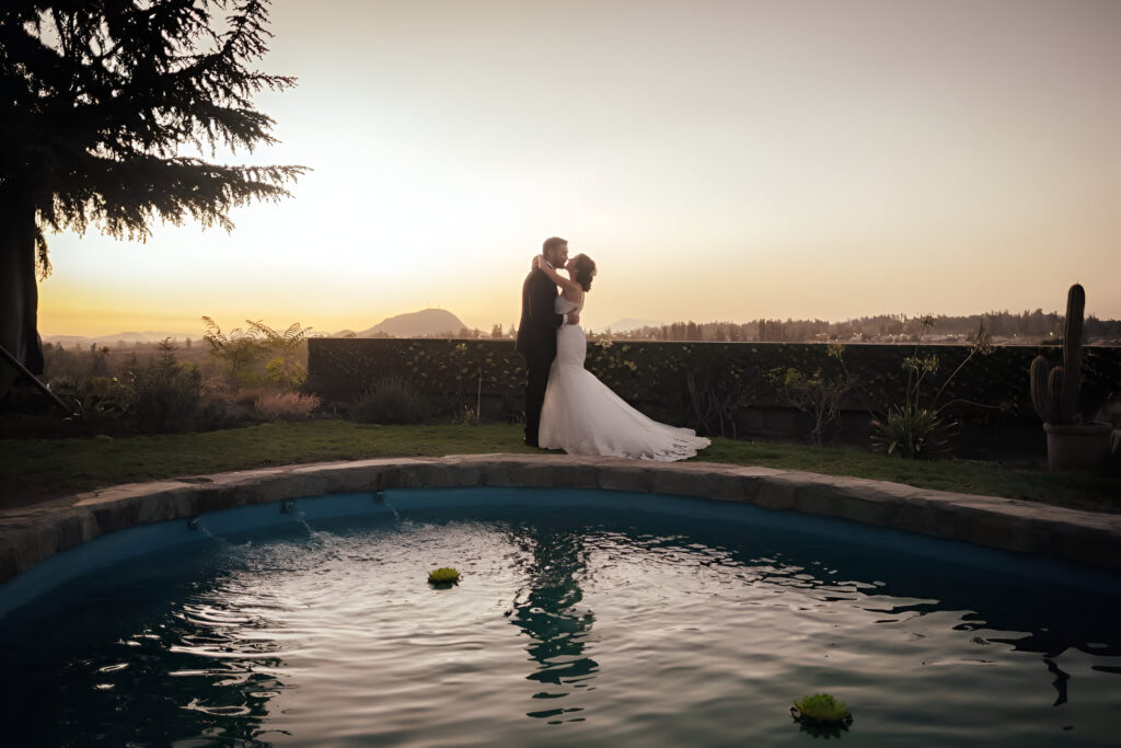 pareja disfrutando de un romántico atardecer en alto de pirque junto a una piscina