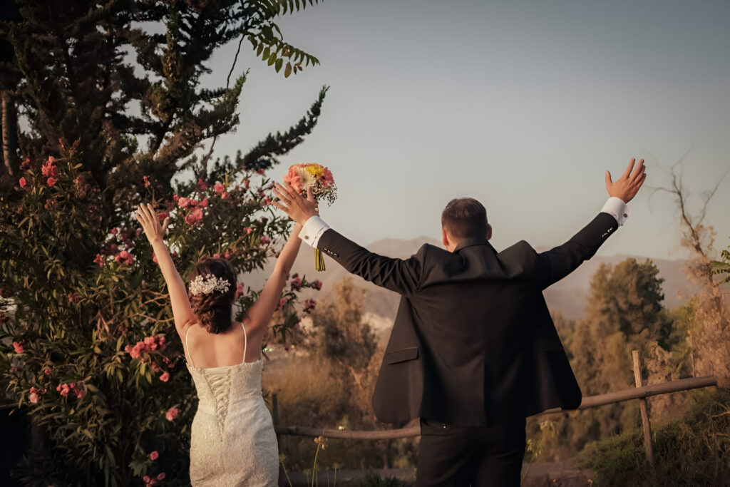 novios celebrando su unión con alegría en un atardecer en alto de pirque