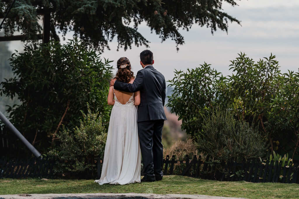pareja contemplando la naturaleza en un momento íntimo en alto de pirque