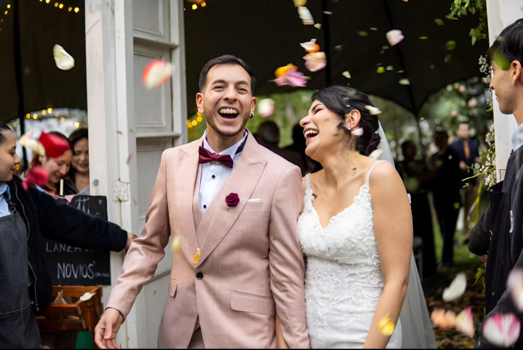pareja de novios celebrando su matrimonio al aire libre en alto de pirque