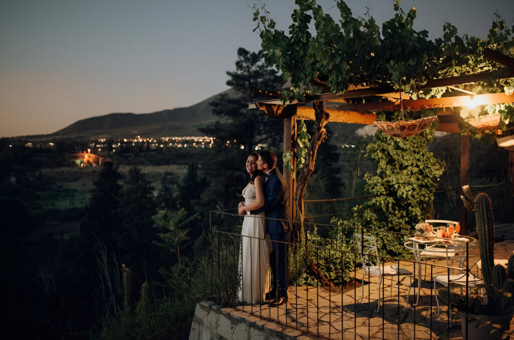 pareja disfrutando de un mágico atardecer en alto de pirque